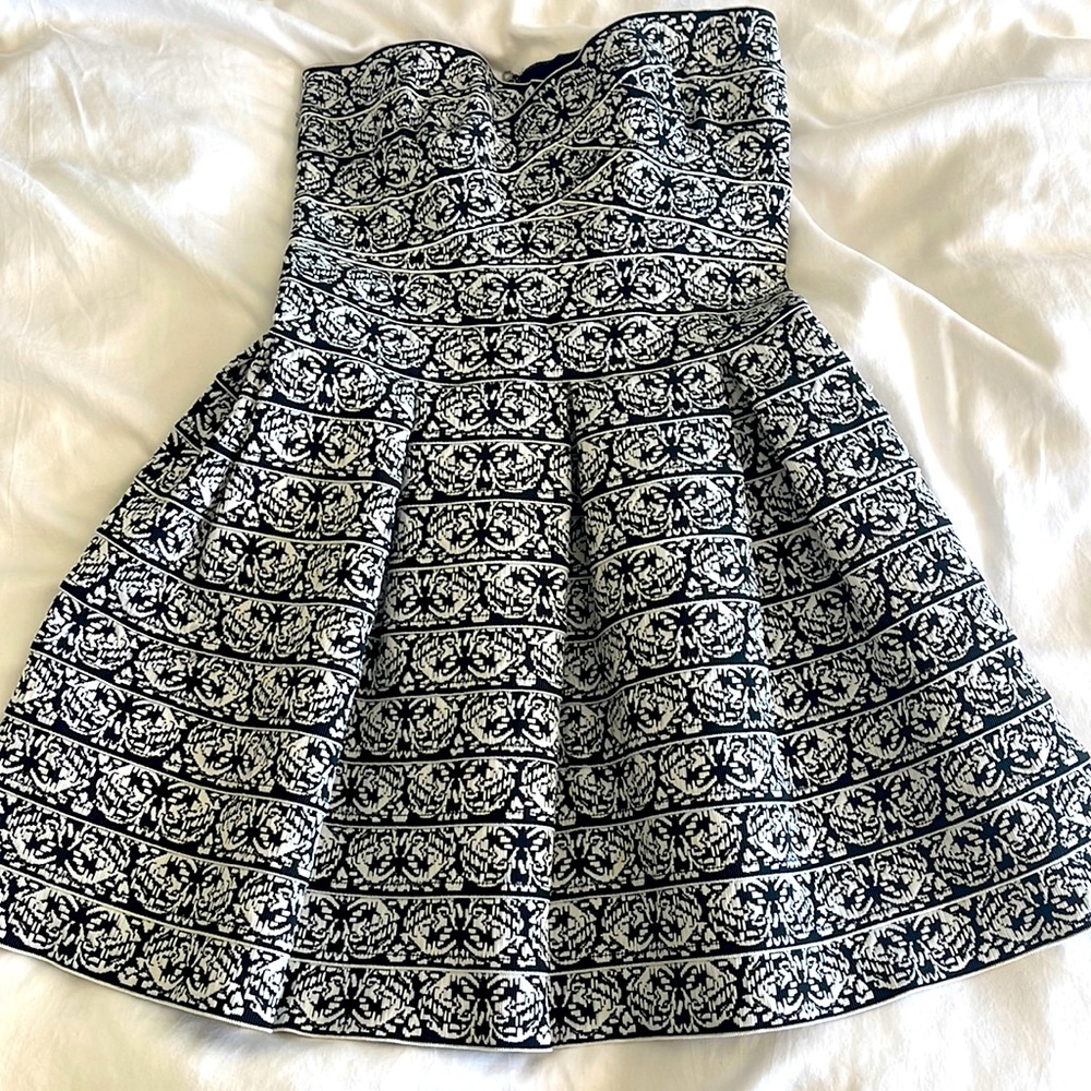 Gracia dress size s/m strapless, very thick material.